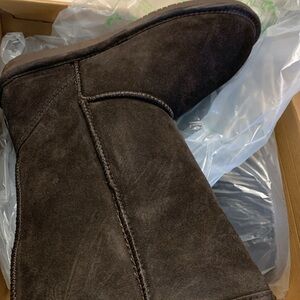 Bearpaw women boots. NEW!!! Size 9 Width: M. Color Chocolate Emma 610W/Chocolate